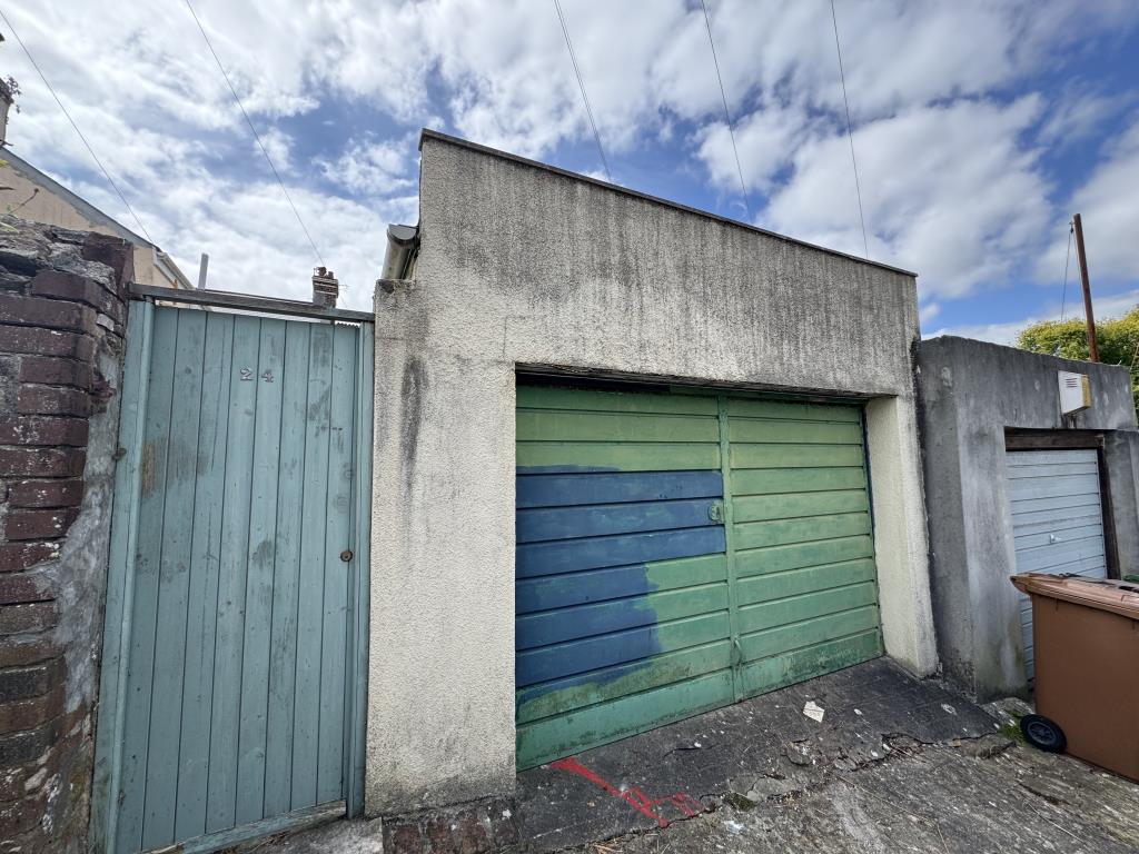 Lot: 113 - MID-TERRACE HOUSE FOR IMPROVEMENT - Garage at the rear